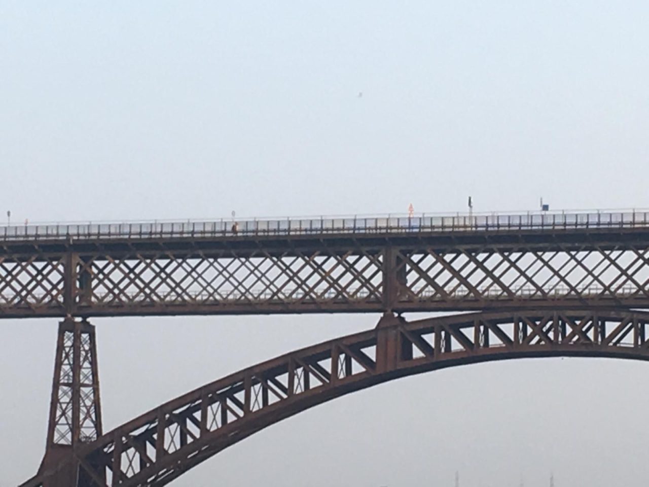 Ponte di Paderno chiuso, ma la gente scavalca e passa lo stesso IL VIDEO