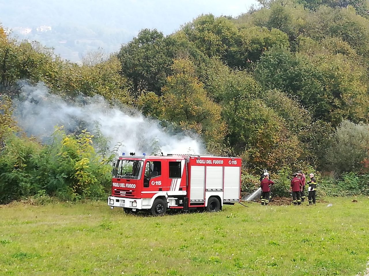 Incendio lungo la Como-Bergamo intervengono i Vigili del Fuoco FOTO