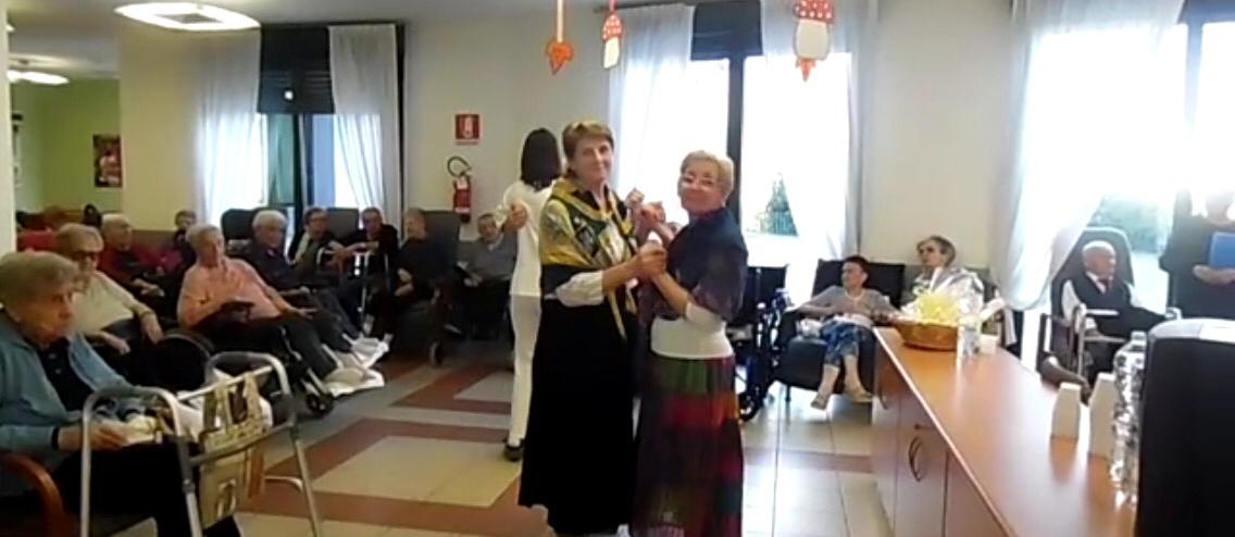 Olginate, grande successo per la castagnata sociale in Rsa FOTO