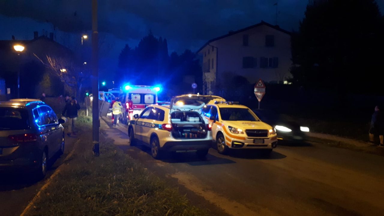 Scontro frontale tra auto e furgone: feriti in modo serio due ultraottantenni FOTO