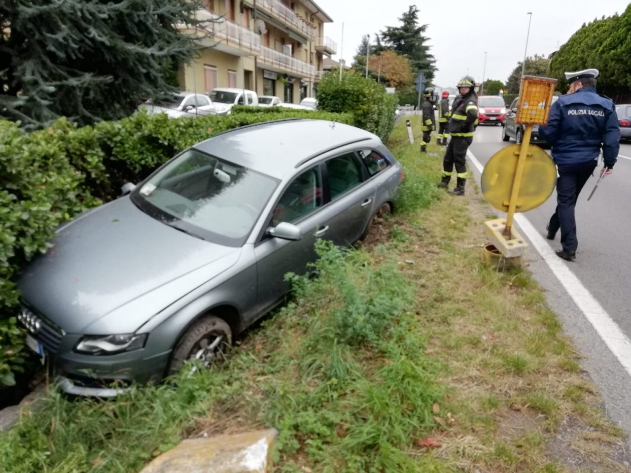 Auto fuori strada finisce nel fosso FOTO