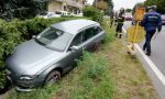 Auto fuori strada finisce nel fosso FOTO