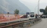 Auto si schianta contro le recinzioni del cantiere della ciclabile