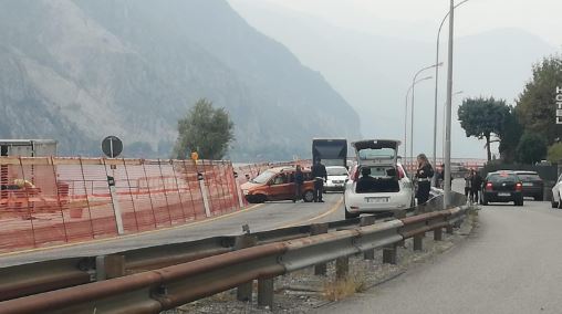 Auto si schianta contro le recinzioni del cantiere della ciclabile