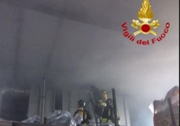 I Vigili del Fuoco domano un incendio a Mandello