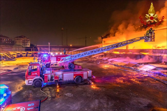 Incendio in una ditta di rifiuti, “La Lombardia non è la terra dei fuochi”