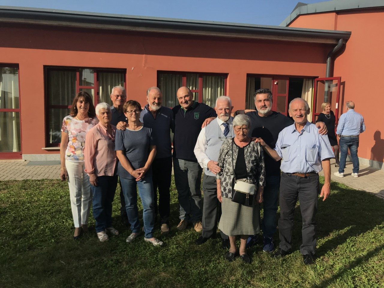 L’allegra compagnia suona per beneficenza VIDEO