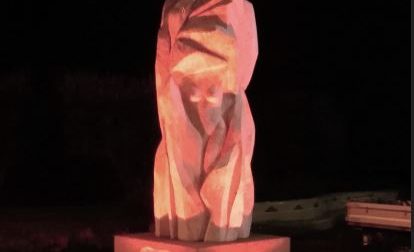 Vercurago aderisce alla campagna nazionale contro i tumori e illumina di rosa la scultura L'Abbraccio