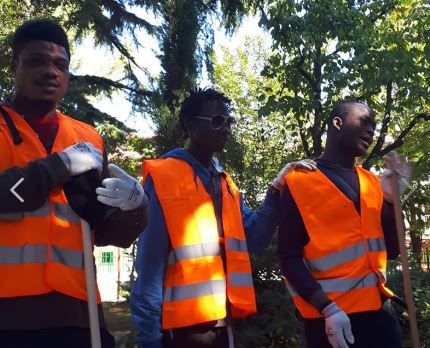 Regione, basta profughi per la cura del verde. Lecco invece li premia!