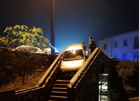Paura per un’auto fuori strada… anzi sulle scale! SIRENE DI NOTTE