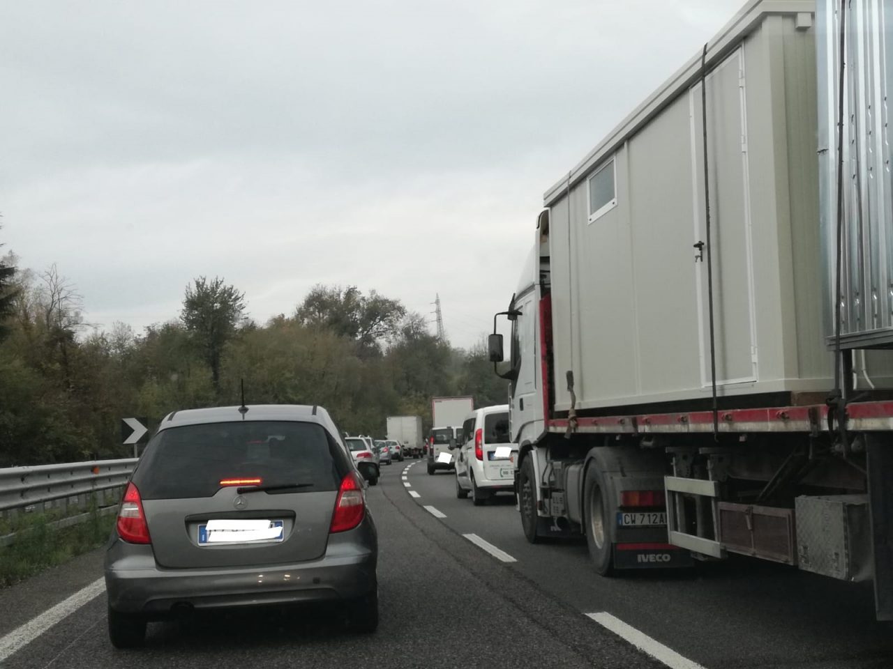 Traffico in Statale 36 dopo il ribaltamento di ieri: si viaggia su una sola corsia FOTO VIDEO