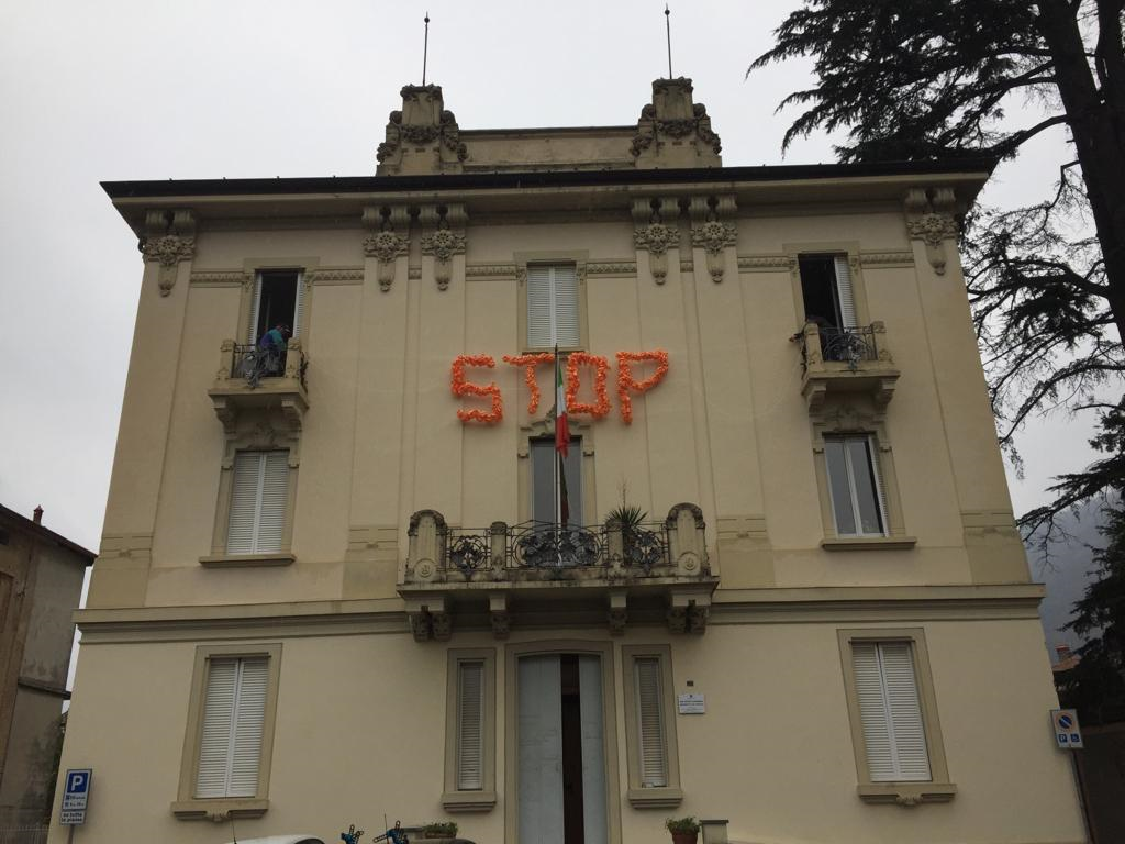 Sul lago fiocchi arancioni e sedie rosse per dire stop alla violenza sulle donne.