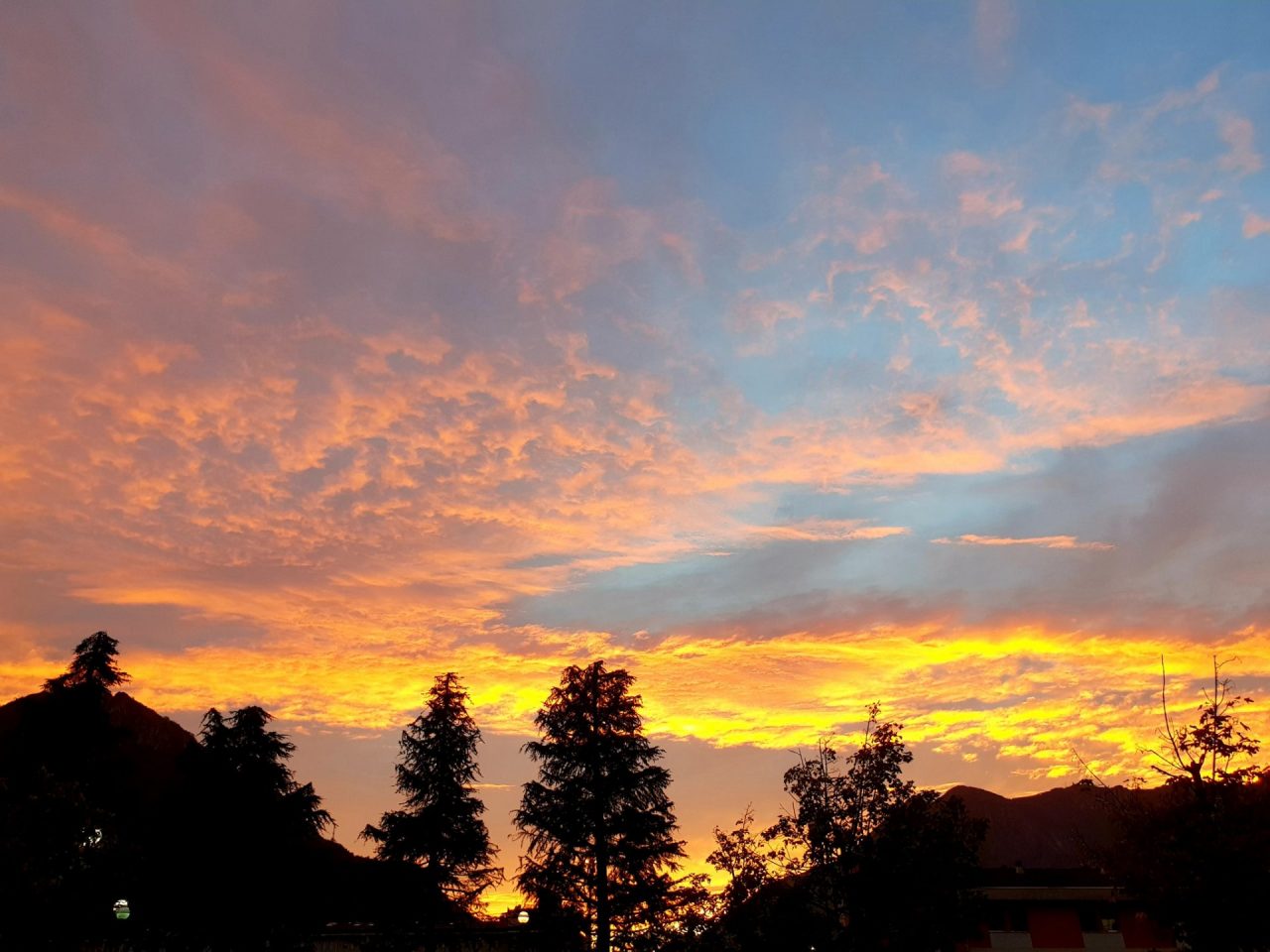 Rosso di sera bel tempo si spera? Tramonto infuocato sul Lecchese FOTO E PREVISIONI METEO