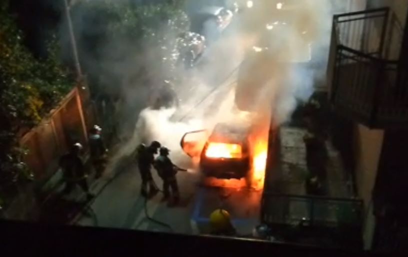 Paura per un’auto divorata dalle fiamme VIDEO