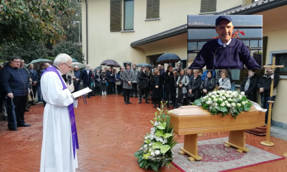 Folla commossa ai funerali dello storico imprenditore Adriano Calegari FOTO