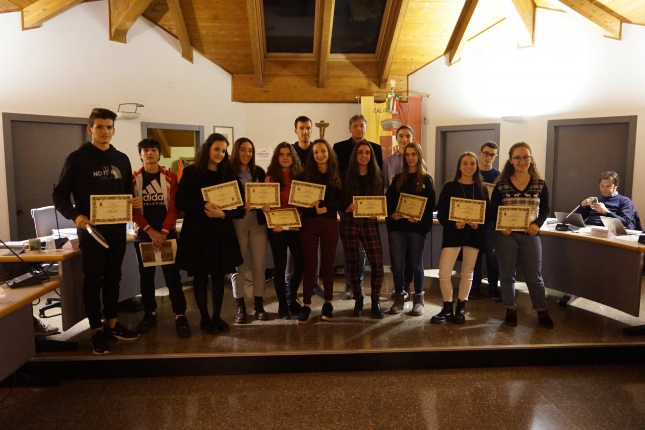 Calolzio: consegnate in consiglio le borse di studio e un fiore alle donne FOTO