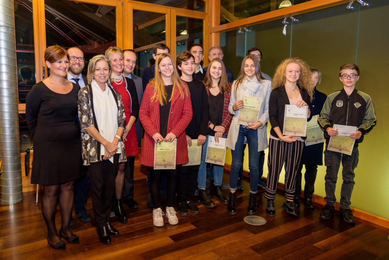Assegnate le borse di studio agli studenti eccellenti di Valmadrera FOTO