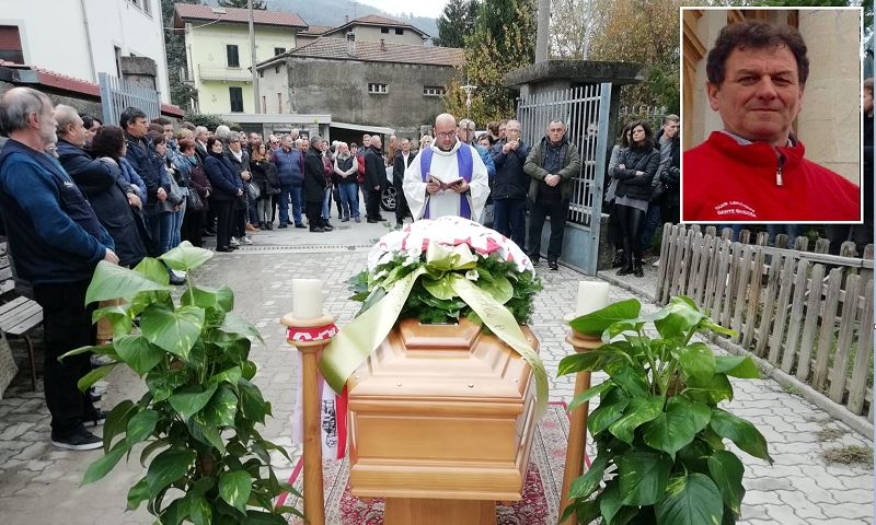 Commovente addio all’amato volontario