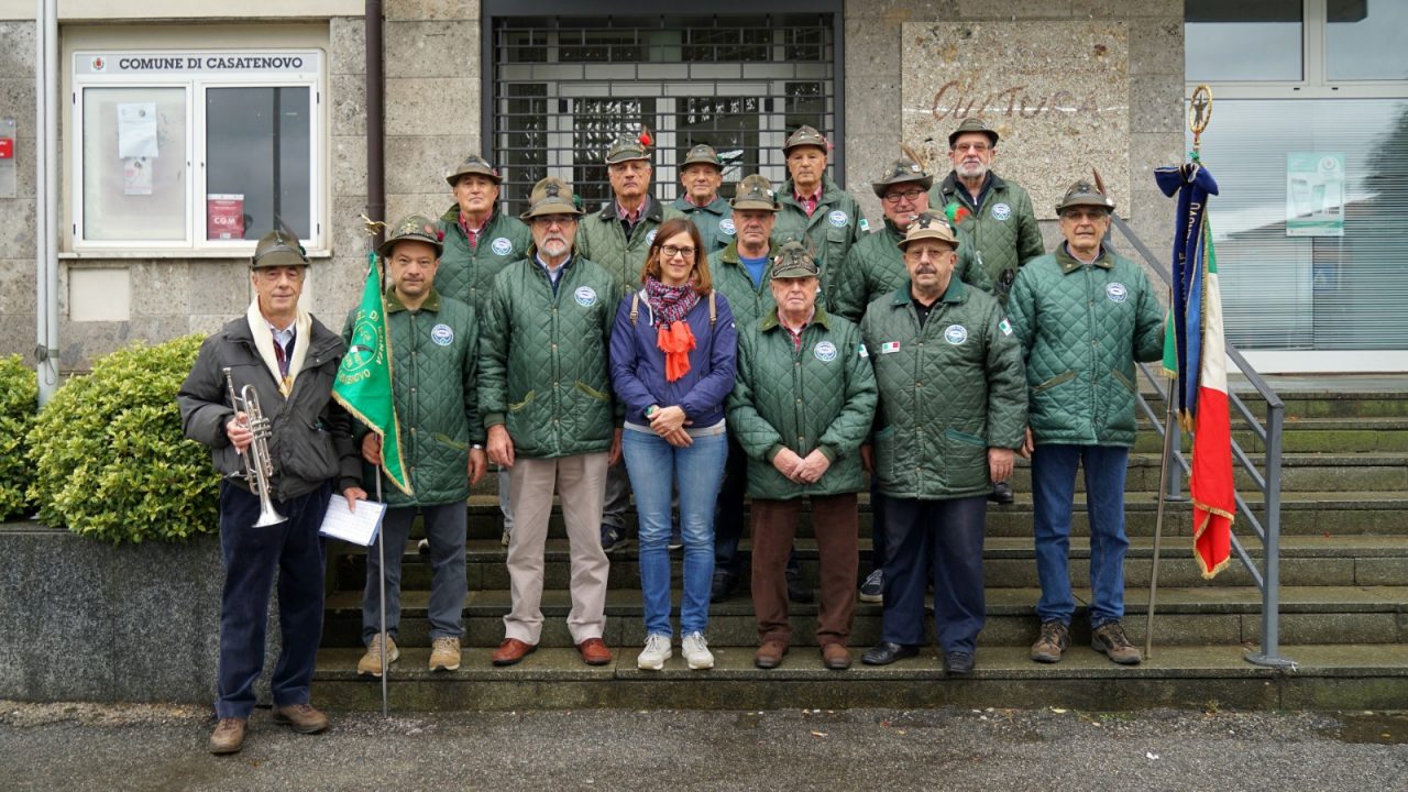4 novembre: gli alpini casatesi hanno omaggiato i caduti FOTO