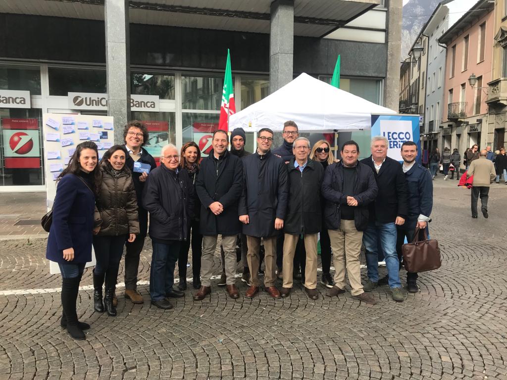 Azzurri di Forza Italia in piazza a Lecco