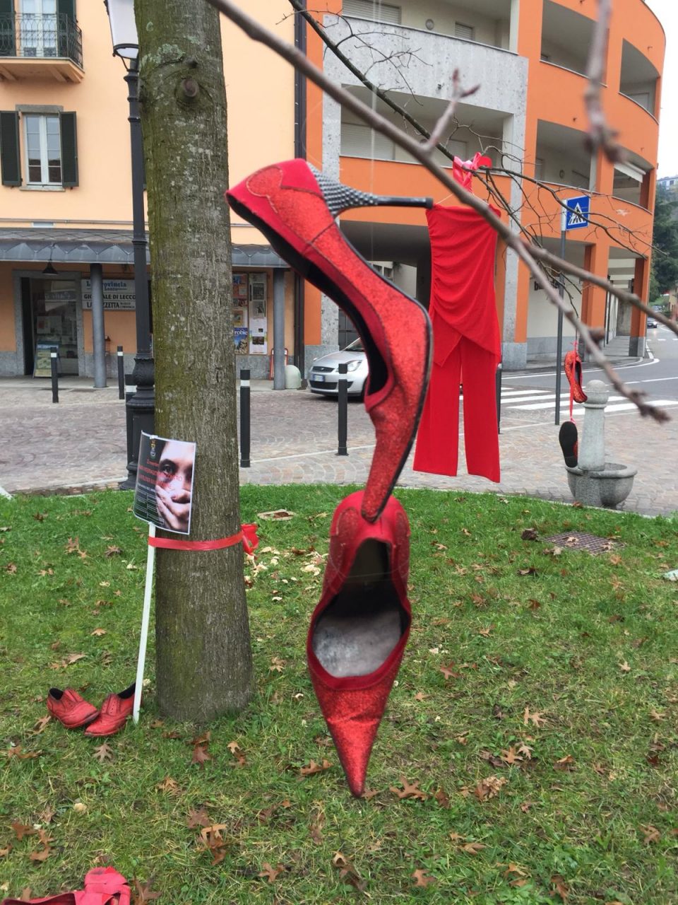 Anche Oggiono si colora di rosso per dire no alla violenza sulle donne