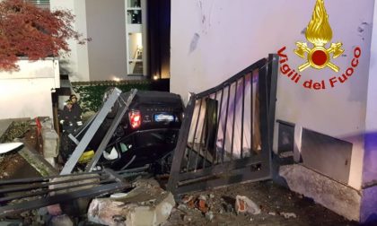 Auto sfonda il cancello di un condominio e si ribalta: giovane in ospedale in condizioni serie FOTO