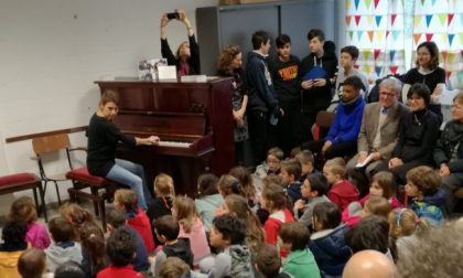 Dona un piano alla scuola in ricordo della moglie