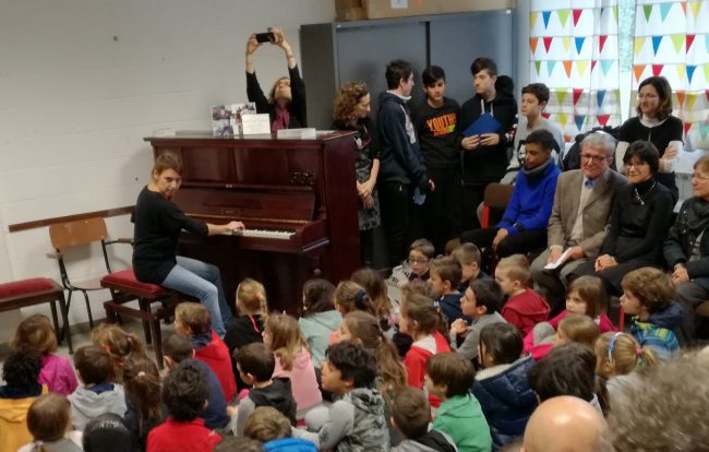 Dona un piano alla scuola in ricordo della moglie