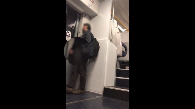 Maniaco in treno si tocca davanti a una studentessa e viene filmato