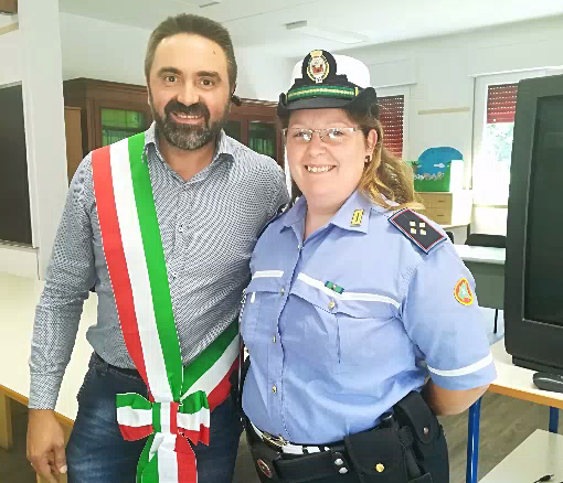 Il sindaco ringrazia la storica vigilessa di Olgiate