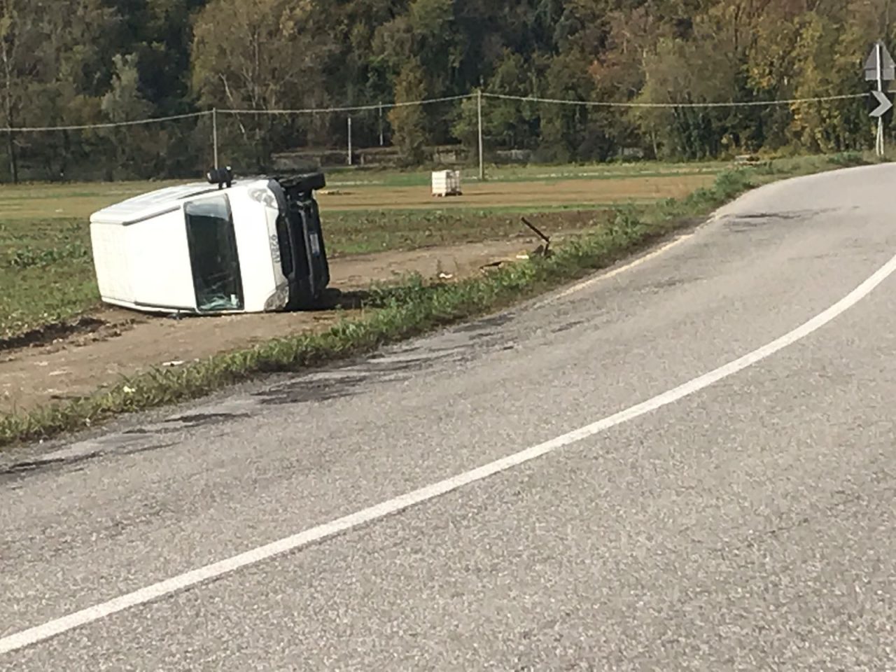 Camion ribaltato sulla strada tra Brivio e Villa d’Adda