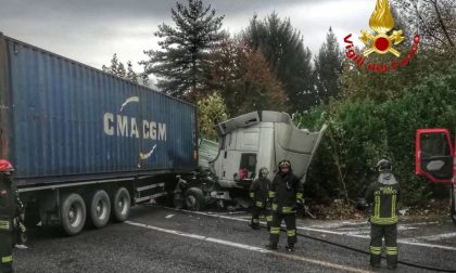 Mezzo pesante si schianta in Valassina – ALLE 15 LA STRADA E’ ANCORA CHIUSA