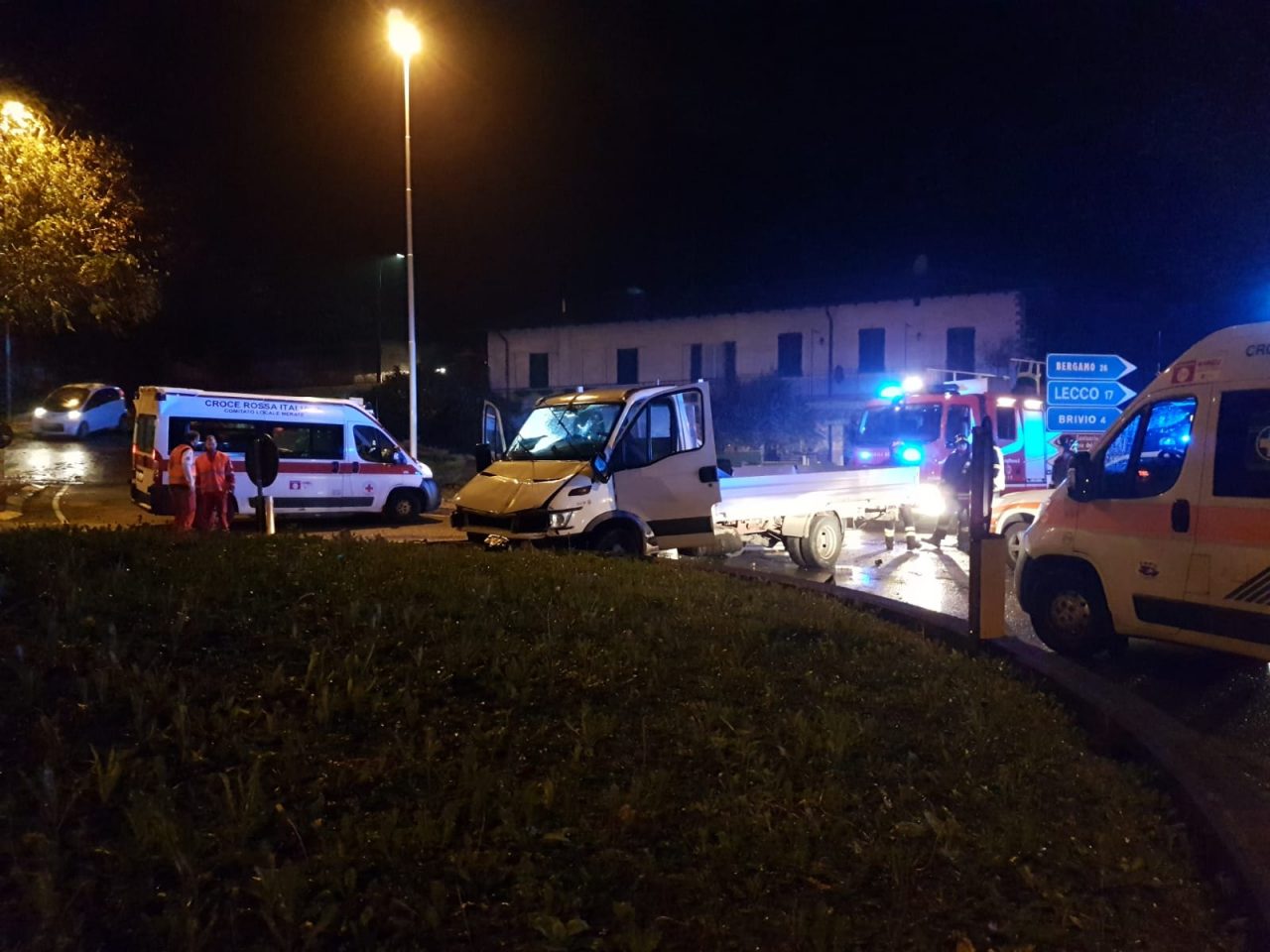 Furgone si schianta contro la rotatoria, strada chiusa al traffico