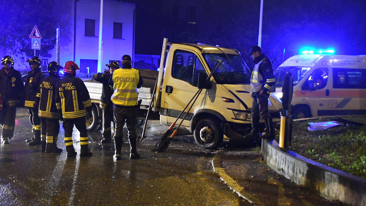 Furgone contro la rotonda alla Madonna del Bosco di Imbersago
