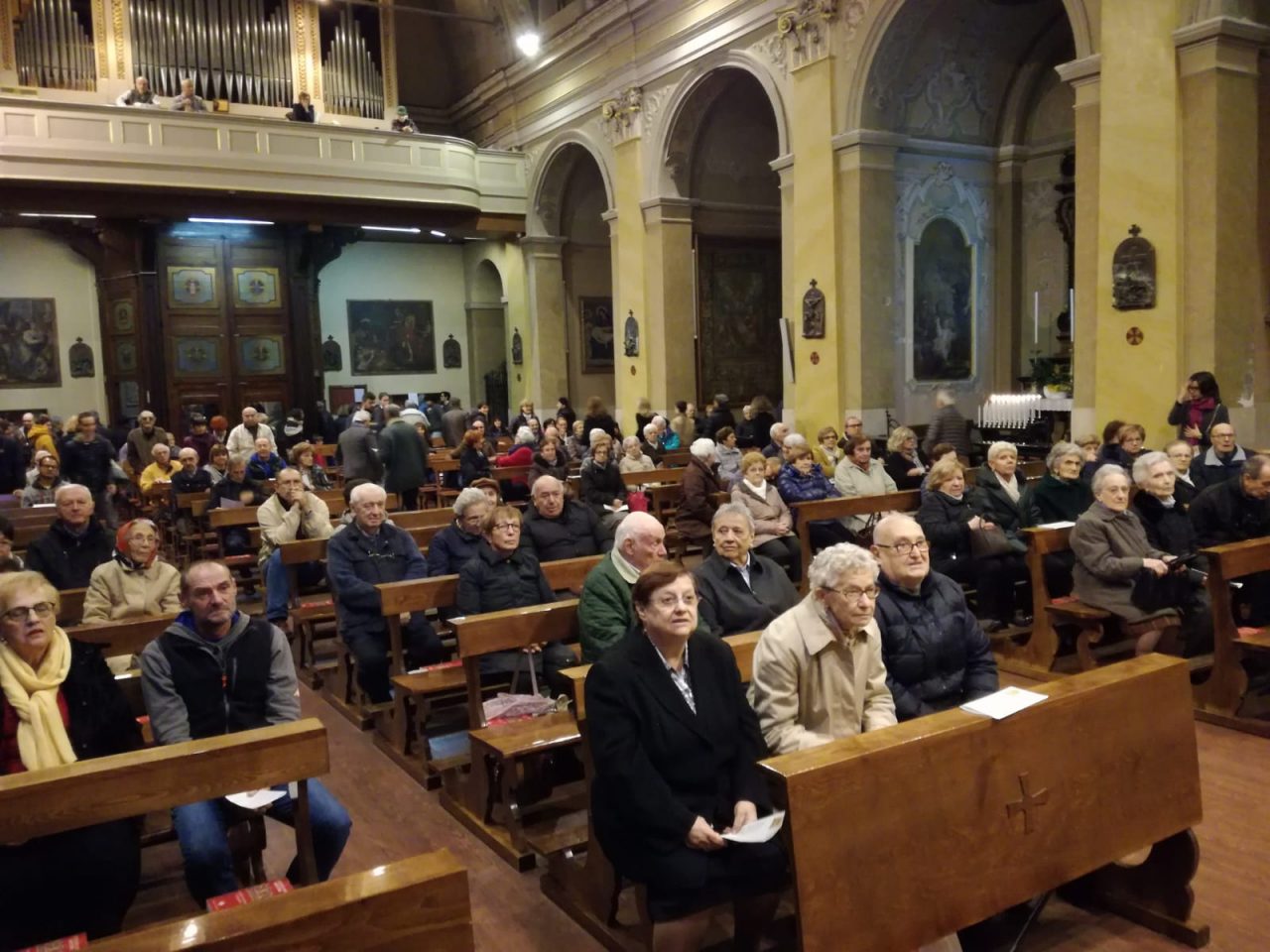 Carabinieri sul pulpito della chiesa parrocchiale: “Non aprite la porta…”