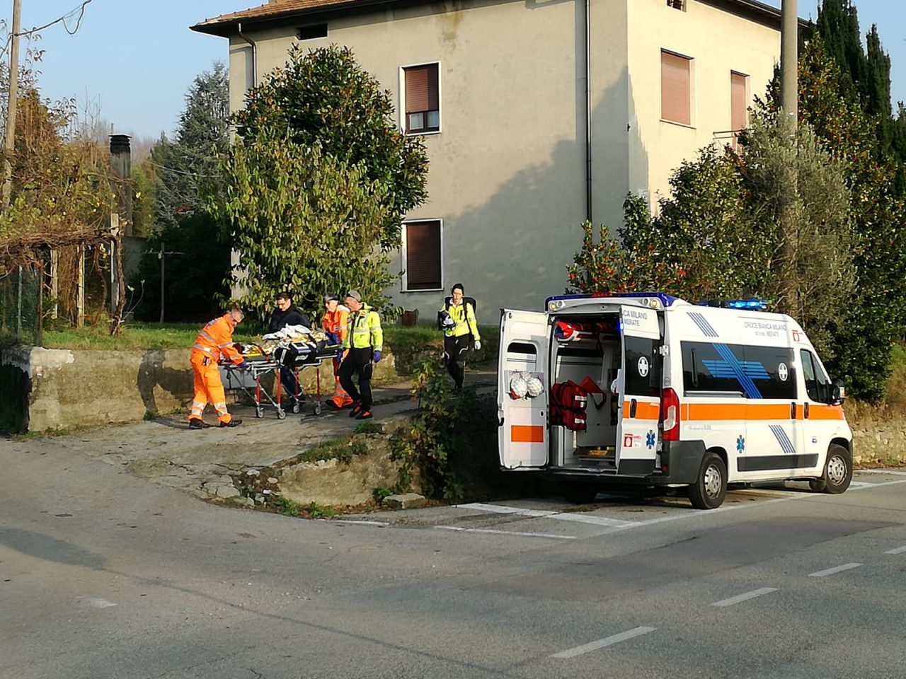 Cade dalla pianta mentre raccoglie i cachi: 39enne ferito seriamente FOTO