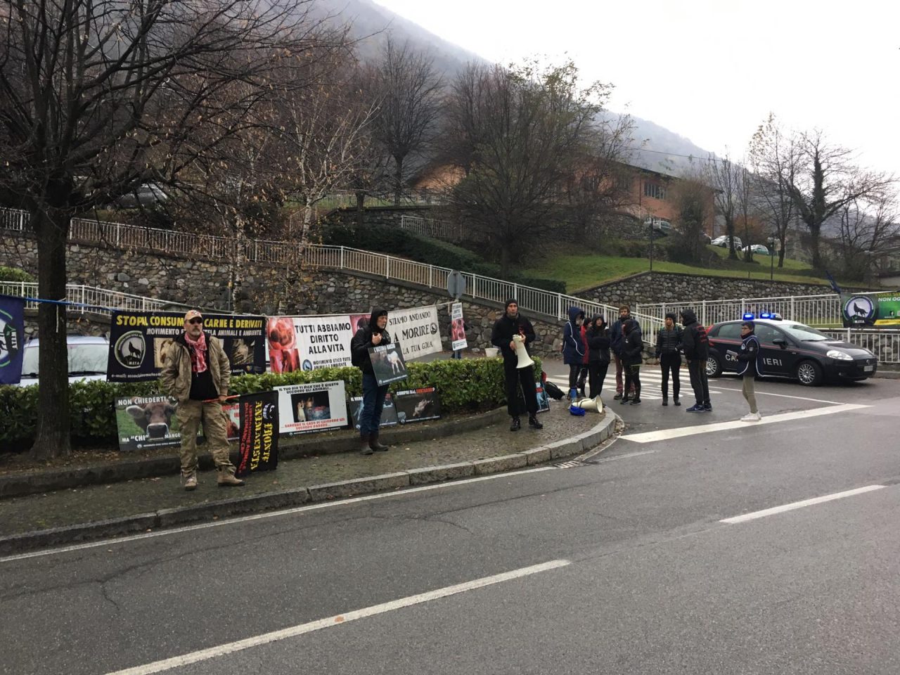 Blitz di animalisti vegani alla Sagra della Capra Orobica FOTO VIDEO