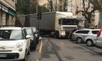 Ci risiamo: tir bloccato in piazza Manzoni poi esce... in contromano FOTO E VIDEO