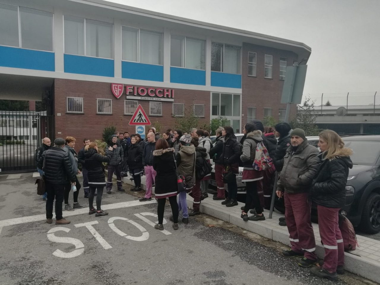 Camion investe una dipendente: lavoratori in sciopero davanti alla Fiocchi FOTO