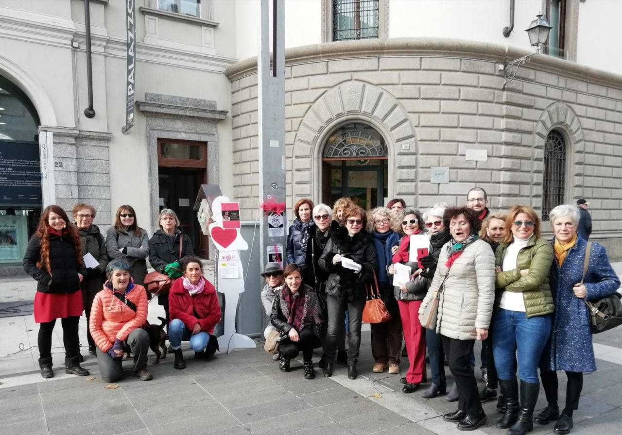 Lecco si veste di rosso contro la violenza sulle donne FOTO
