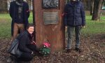 Violenza sulle donne, fiori alla stele del Parco di Merate