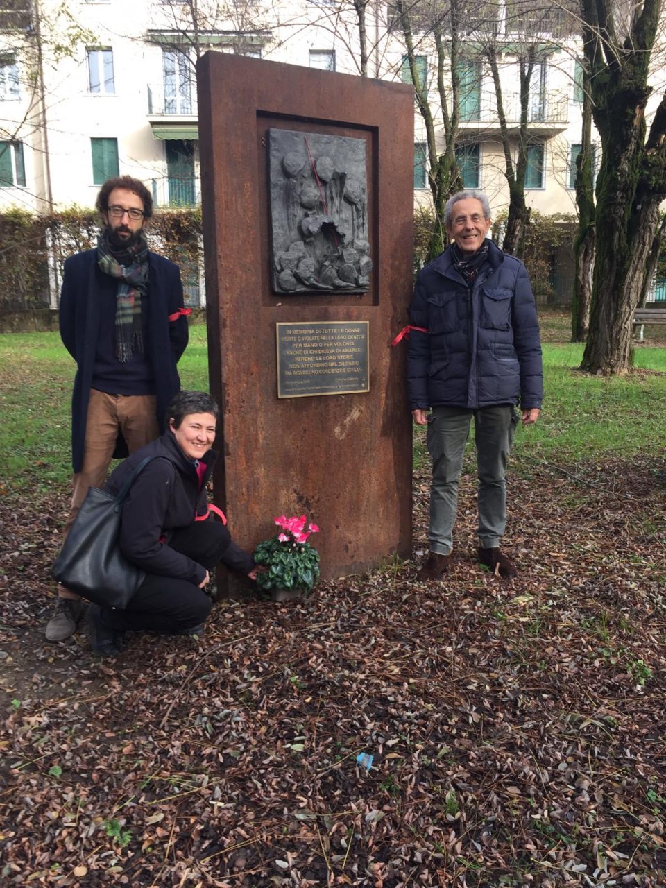 Violenza sulle donne, fiori alla stele del Parco di Merate