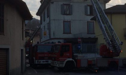Incendio devasta il tetto di una palazzina, residenti evacuati