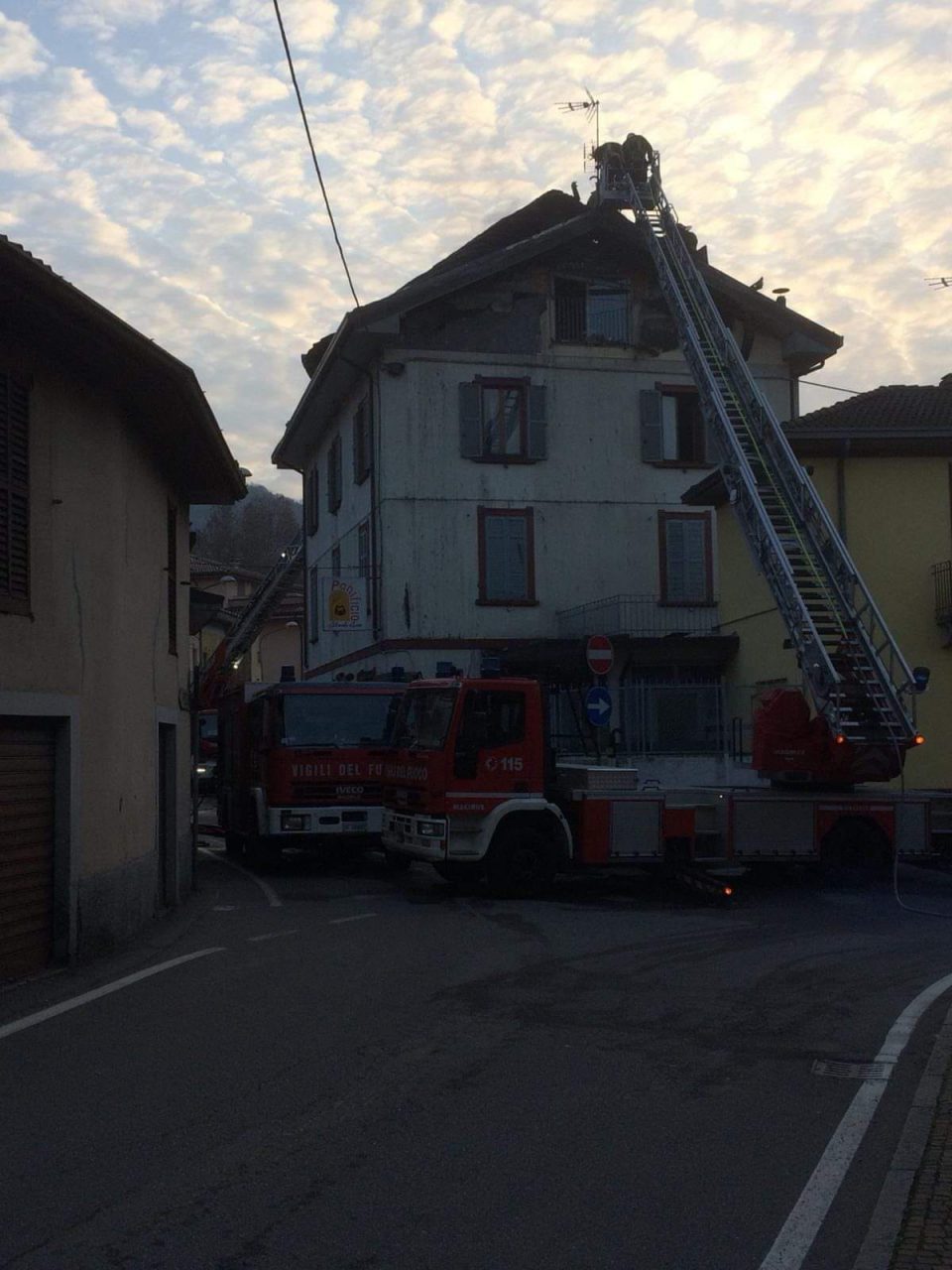 Incendio devasta il tetto di una palazzina, residenti evacuati