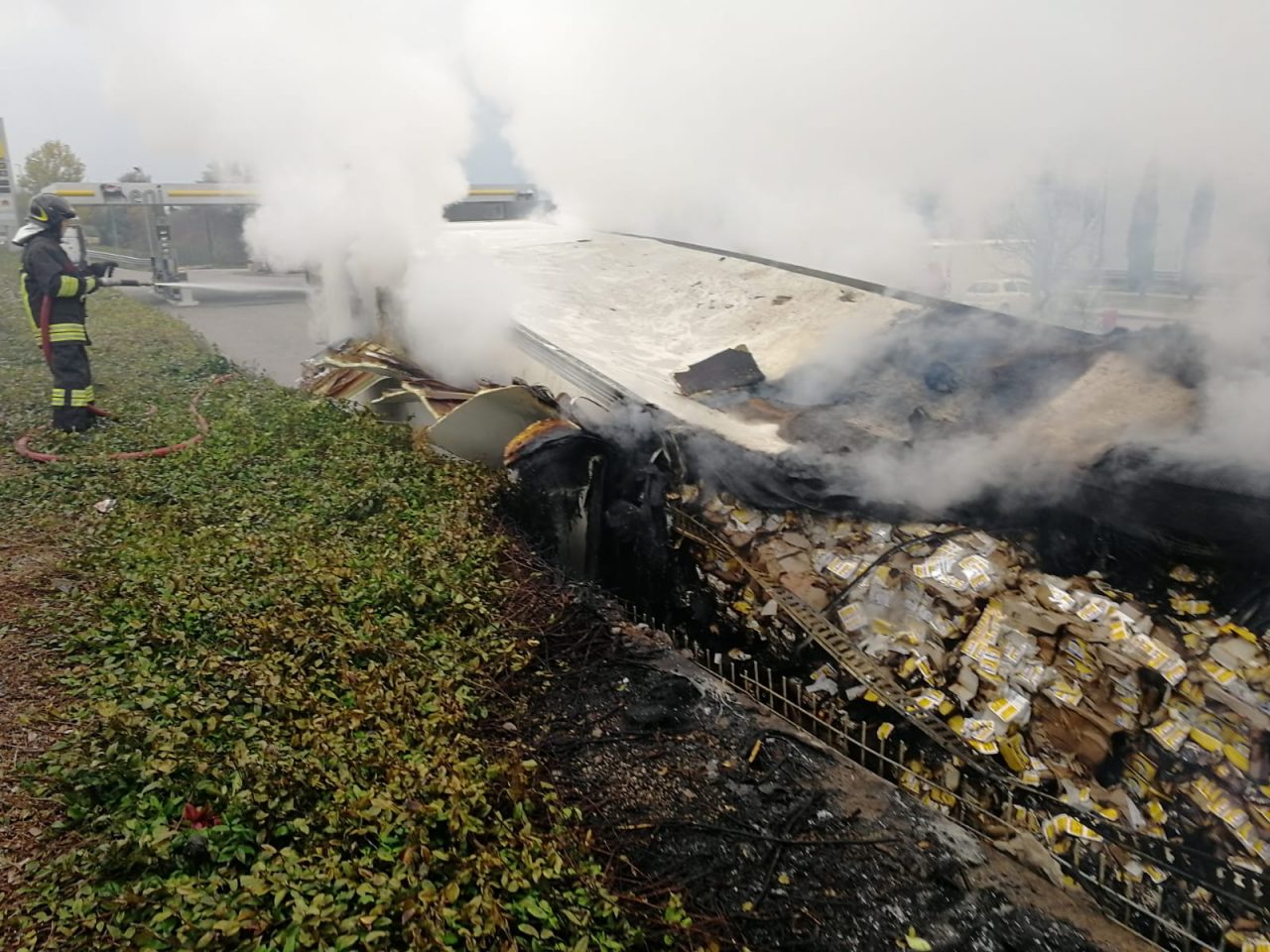 Rimorchio camion in fiamme sulla Statale 36 a Mandello VIDEO