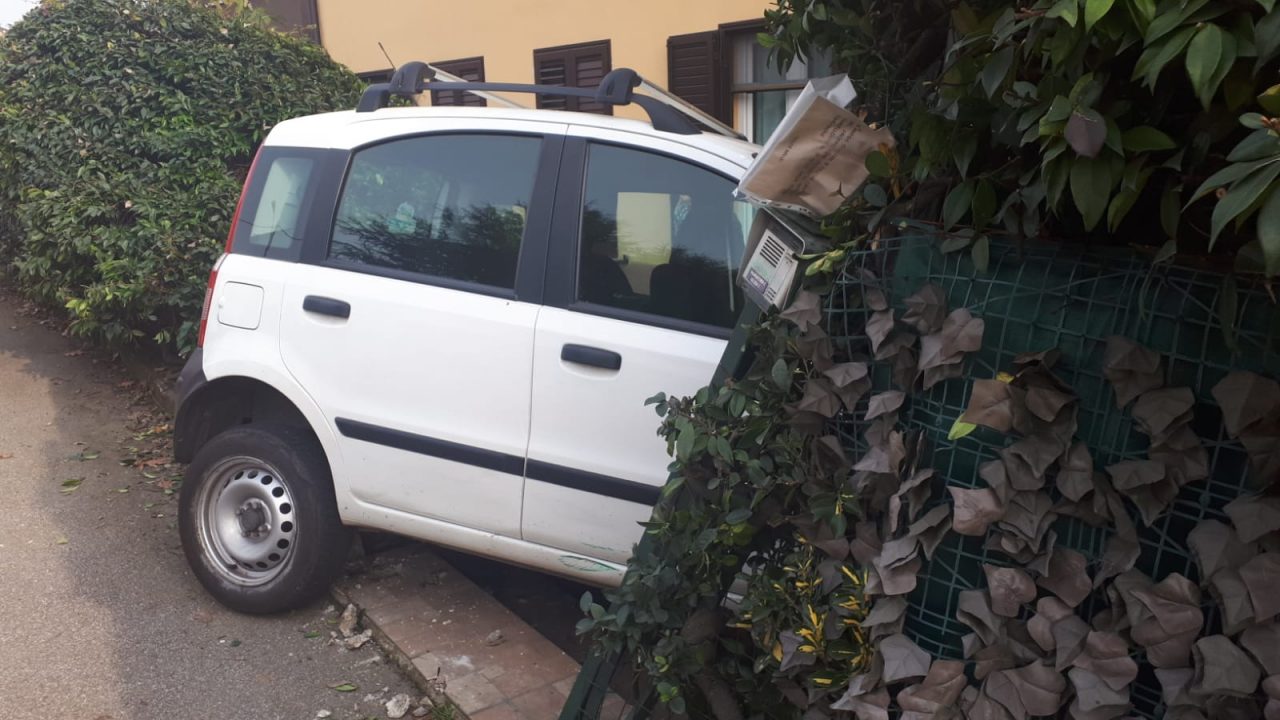 Auto sfonda il cancello di una casa lungo la Provinciale FOTO