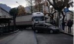 Incredibile: tir incastrato in centro Lecco