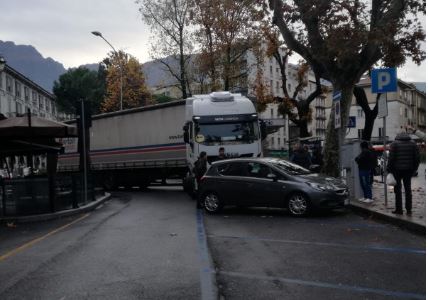 Incredibile: tir incastrato in centro Lecco
