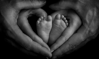 Mamma di una bimba prematura vince un concorso e regala il premio all'ospedale di Lecco