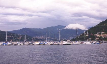 Si tuffa dal battello nel lago di Como